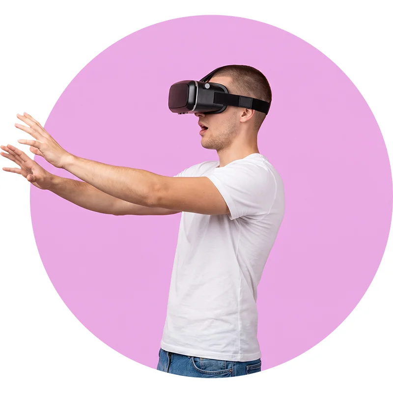 Immersive experiences – experiențe virtuale care implică activ publicul Bărbat folosind o cască VR și interacționând cu un mediu virtual, ilustrând conceptul de immersive experiences
