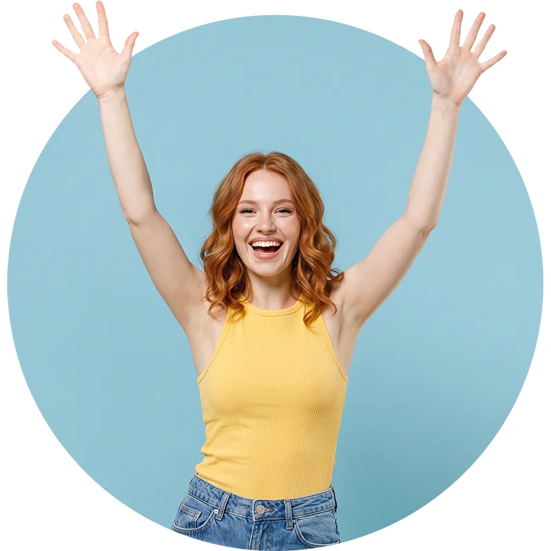 Experiential marketing – experiențe care pun publicul în centrul acțiunii Femeie zâmbitoare cu brațele ridicate, ilustrând energia, participarea și implicarea publicului în experiential marketing