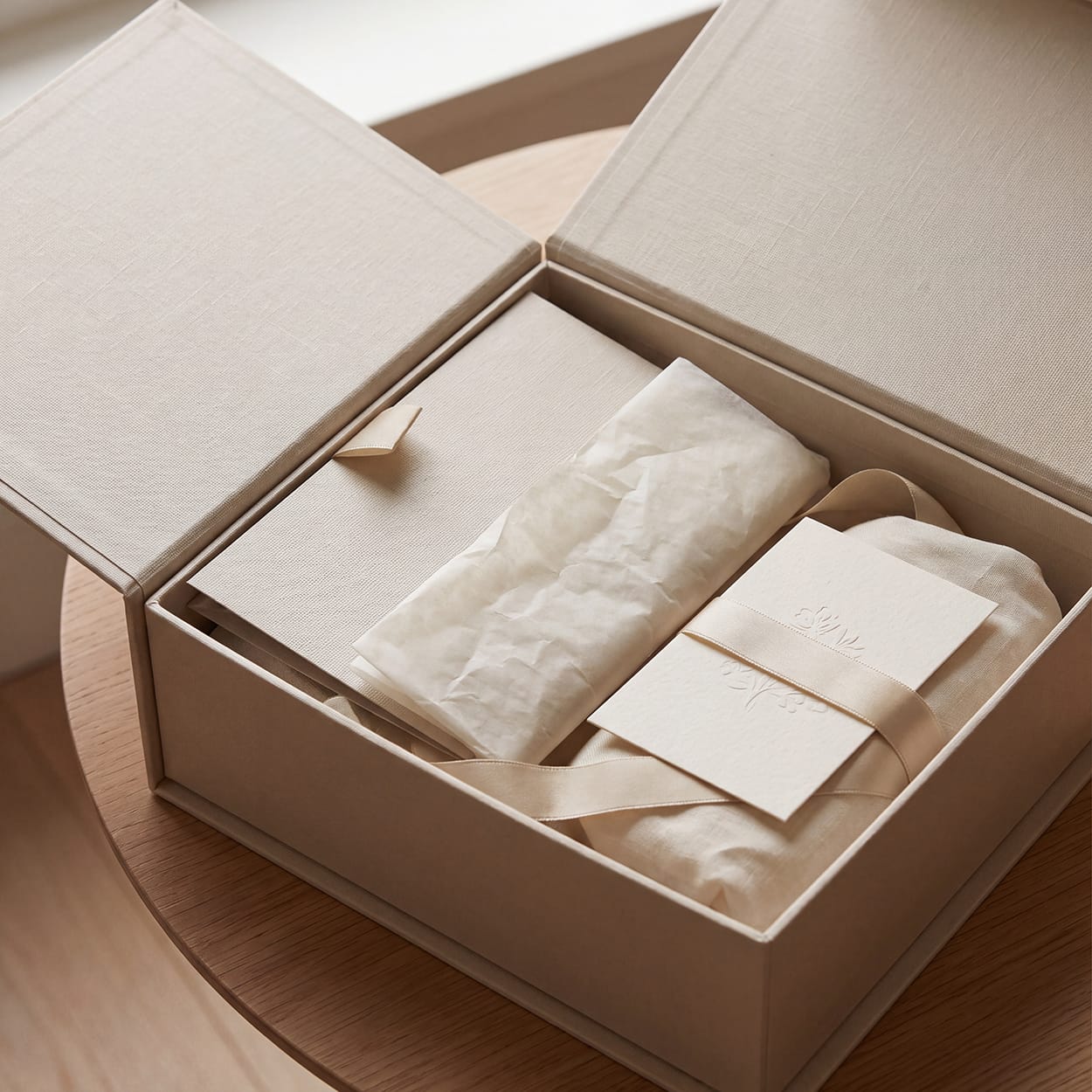 Scent marketing ilustrat printr-o cutie premium deschisă, cu hârtie parfumată și insert aromatic pentru o experiență de unboxing senzorială